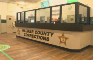 6 exoficiales penitenciarios acusados por agresiones; cinco implicados en muerte de Mitchell 6 exoficiales penitenciarios acusados por agresiones; cinco implicados en muerte de Mitchell