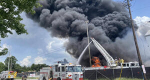 Bomberos de Tuscaloosa enfrentaron un gran incendio y calor extremo simultáneamente Bomberos de Tuscaloosa enfrentaron un gran incendio y calor extremo simultáneamente