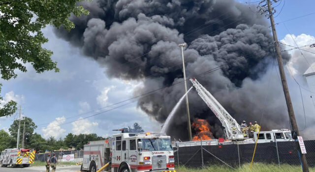 Bomberos de Tuscaloosa enfrentaron un gran incendio y calor extremo simultáneamente Bomberos de Tuscaloosa enfrentaron un gran incendio y calor extremo simultáneamente