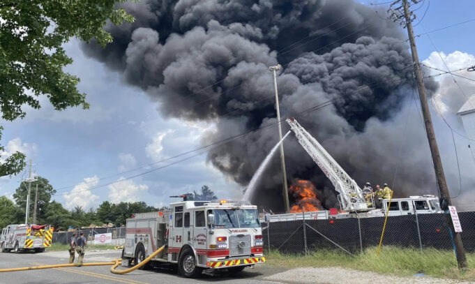 Bomberos de Tuscaloosa enfrentaron un gran incendio y calor extremo simultáneamente Bomberos de Tuscaloosa enfrentaron un gran incendio y calor extremo simultáneamente