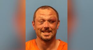 Hombre acusado de atropellar a policía con camión robado tras persecución Hombre acusado de atropellar a policía con camión robado tras persecución