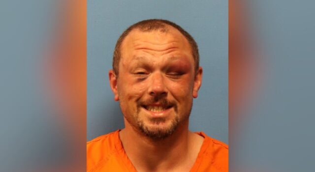 Hombre acusado de atropellar a policía con camión robado tras persecución Hombre acusado de atropellar a policía con camión robado tras persecución