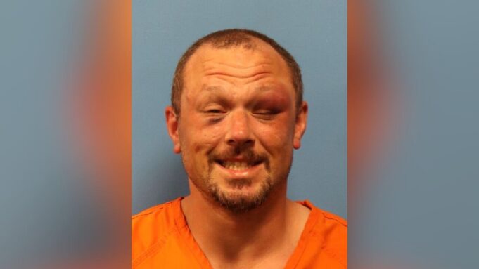 Hombre acusado de atropellar a policía con camión robado tras persecución Hombre acusado de atropellar a policía con camión robado tras persecución