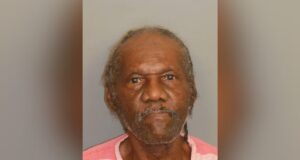 Hombre de 69 años, buscado por intento de asesinato, arrestado en el oeste de Birmingham Hombre de 69 años, buscado por intento de asesinato, arrestado en el oeste de Birmingham