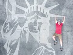 Hombre de Trussville crea arte para el 4 de julio usando hidrolavadora Hombre de Trussville crea arte para el 4 de julio usando hidrolavadora