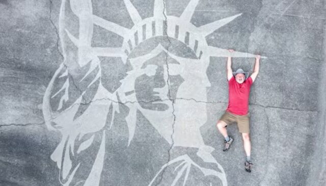 Hombre de Trussville crea arte para el 4 de julio usando hidrolavadora