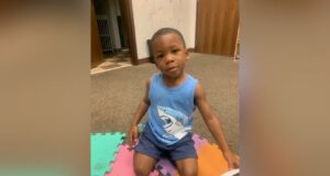 Niño de 3 años muere tras ser dejado en un auto caliente en Birmingham Niño de 3 años muere tras ser dejado en un auto caliente en Birmingham