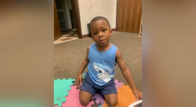 Niño de 3 años muere tras ser dejado en un auto caliente en Birmingham Niño de 3 años muere tras ser dejado en un auto caliente en Birmingham