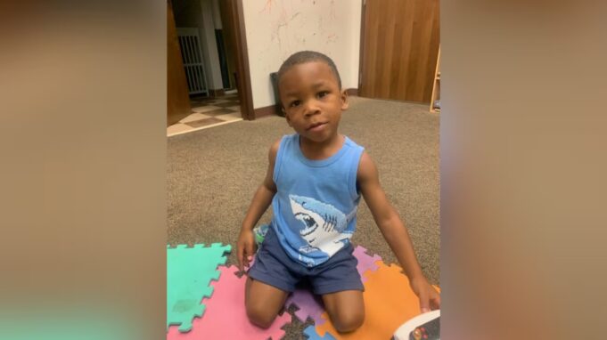 Niño de 3 años muere tras ser dejado en un auto caliente en Birmingham Niño de 3 años muere tras ser dejado en un auto caliente en Birmingham