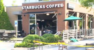 Un auto choca contra un Starbucks cerca de Greystone Un auto choca contra un Starbucks cerca de Greystone
