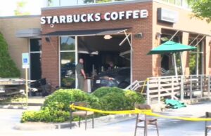 Un auto choca contra un Starbucks cerca de Greystone Un auto choca contra un Starbucks cerca de Greystone