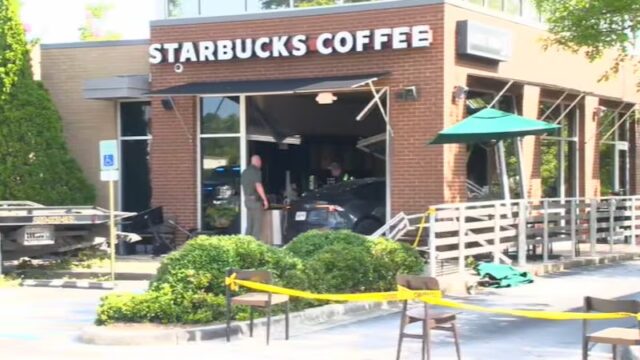 Un auto choca contra un Starbucks cerca de Greystone