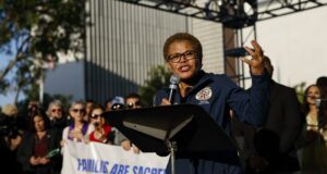 Alcaldesa de Los Ángeles desafía a Trump y promete firmeza ante migrantes Alcaldesa de Los Ángeles desafía a Trump y promete firmeza ante migrantes