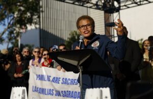 Alcaldesa de Los Ángeles desafía a Trump y promete firmeza ante migrantes Alcaldesa de Los Ángeles desafía a Trump y promete firmeza ante migrantes