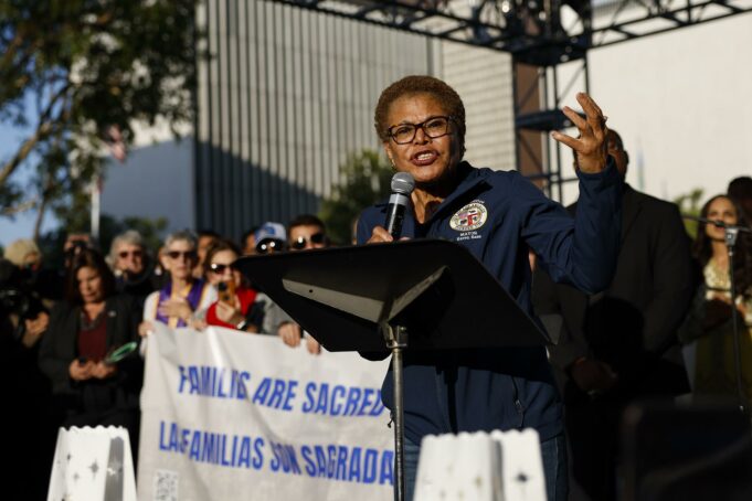 Alcaldesa de Los Ángeles desafía a Trump y promete firmeza ante migrantes Alcaldesa de Los Ángeles desafía a Trump y promete firmeza ante migrantes