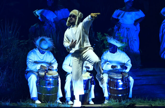 Bad Bunny y Vibee lanzan experiencia inmersiva ‘Seguimo’ Aquí’ en San Juan Bad Bunny y Vibee lanzan experiencia inmersiva 'Seguimo' Aquí' en San Juan