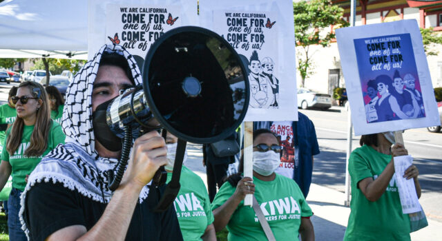 Comunidades asiática e hispana de Los Ángeles se unen contra redadas de ICE Comunidades asiática e hispana de Los Ángeles se unen contra redadas de ICE