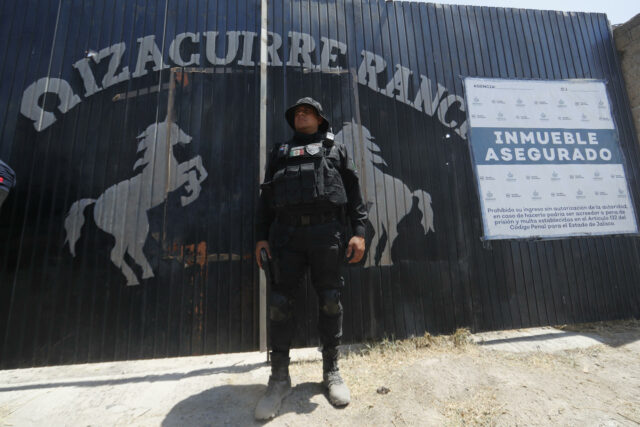 Condenan a diez hombres a 141 años por crímenes en rancho narco