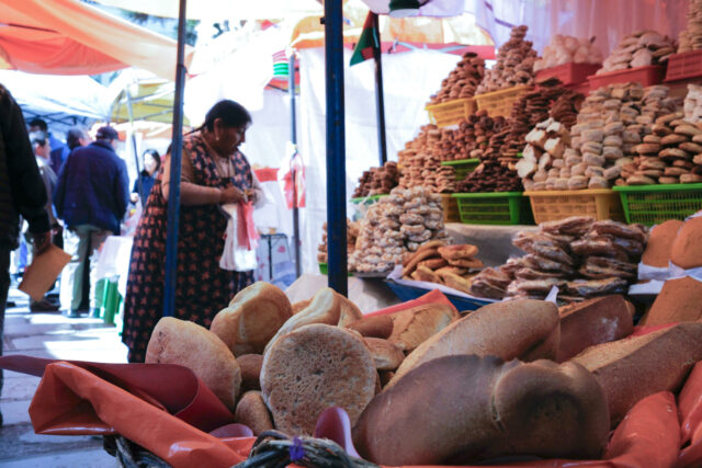 Crisis económica en Bolivia afecta a panaderos por aumento de precios insumos