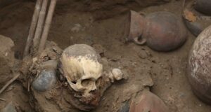 Descubren entierro prehispánico milenario en Lima durante obras de tuberías de gas Descubren entierro prehispánico milenario en Lima durante obras de tuberías de gas