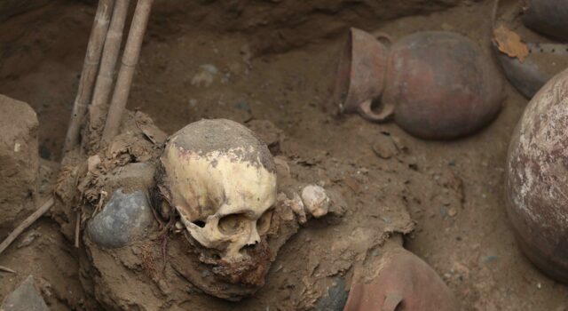 Descubren entierro prehispánico milenario en Lima durante obras de tuberías de gas Descubren entierro prehispánico milenario en Lima durante obras de tuberías de gas