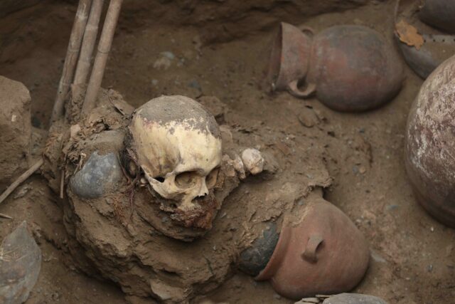 Descubren entierro prehispánico milenario en Lima durante obras de tuberías de gas