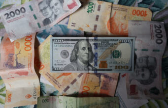 El dólar alcanza su mayor valor desde flexibilización cambiaria en Argentina El dólar alcanza su mayor valor desde flexibilización cambiaria en Argentina