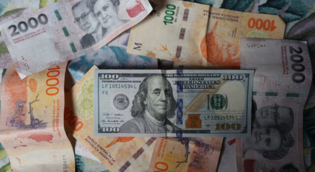 El dólar alcanza su mayor valor desde flexibilización cambiaria en Argentina El dólar alcanza su mayor valor desde flexibilización cambiaria en Argentina