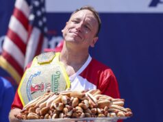 El ‘rey del hot dog’ come 70 unidades en 10 minutos en su regreso a Nueva York El 'rey del hot dog' come 70 unidades en 10 minutos en su regreso a Nueva York