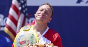 El ‘rey del hot dog’ come 70 unidades en 10 minutos en su regreso a Nueva York El 'rey del hot dog' come 70 unidades en 10 minutos en su regreso a Nueva York