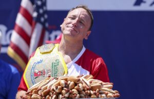 El ‘rey del hot dog’ come 70 unidades en 10 minutos en su regreso a Nueva York El 'rey del hot dog' come 70 unidades en 10 minutos en su regreso a Nueva York