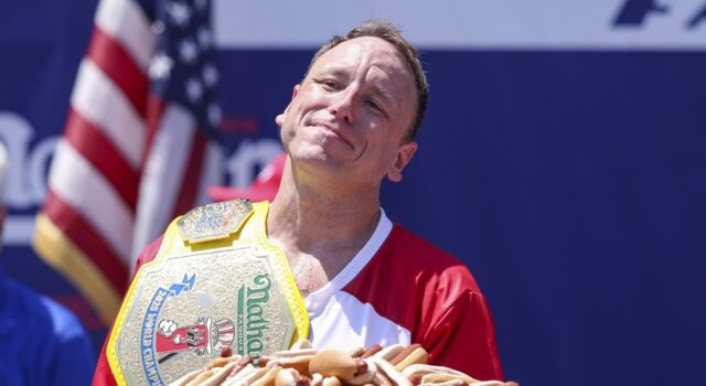 El ‘rey del hot dog’ come 70 unidades en 10 minutos en su regreso a Nueva York El 'rey del hot dog' come 70 unidades en 10 minutos en su regreso a Nueva York