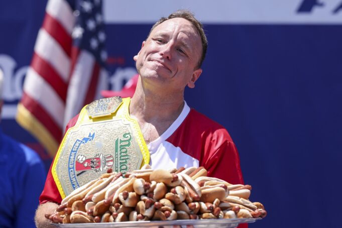 El ‘rey del hot dog’ come 70 unidades en 10 minutos en su regreso a Nueva York El 'rey del hot dog' come 70 unidades en 10 minutos en su regreso a Nueva York
