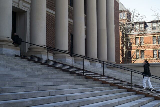 Harvard cerrará oficinas de diversidad tras exigencia de Trump y presión política