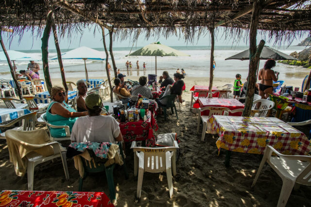 Hoteleros del sur de México trabajan para reactivar turismo tras huracanes