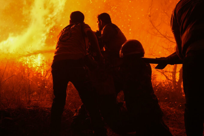 Incendios en Siria arrasan 14.000 hectáreas y continúan por sexto día Incendios en Siria arrasan 14.000 hectáreas y continúan por sexto día
