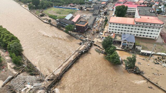 Intensas precipitaciones e inundaciones en Pekín provocan al menos 30 fallecidos