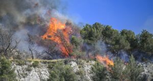 Marsella, segunda ciudad francesa, enfrenta un incendio forestal violento y amenazante Marsella, segunda ciudad francesa, enfrenta un incendio forestal violento y amenazante