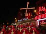 París celebra la vuelta a girar de las palas del Moulin Rouge París celebra la vuelta a girar de las palas del Moulin Rouge