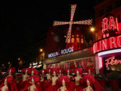 París celebra la vuelta a girar de las palas del Moulin Rouge París celebra la vuelta a girar de las palas del Moulin Rouge