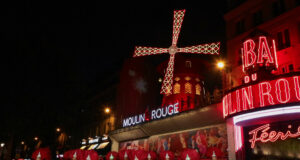París celebra la vuelta a girar de las palas del Moulin Rouge París celebra la vuelta a girar de las palas del Moulin Rouge