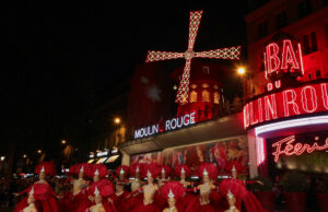 París celebra la vuelta a girar de las palas del Moulin Rouge París celebra la vuelta a girar de las palas del Moulin Rouge