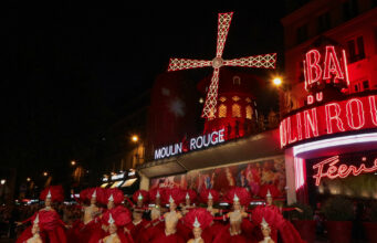 París celebra la vuelta a girar de las palas del Moulin Rouge París celebra la vuelta a girar de las palas del Moulin Rouge