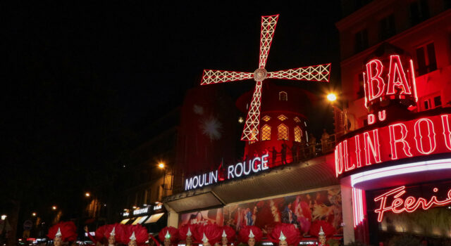 París celebra la vuelta a girar de las palas del Moulin Rouge París celebra la vuelta a girar de las palas del Moulin Rouge