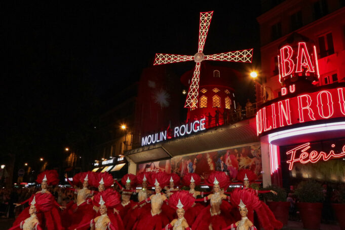 París celebra la vuelta a girar de las palas del Moulin Rouge París celebra la vuelta a girar de las palas del Moulin Rouge