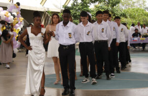 Primeras graduaciones de niños y adolescentes migrantes en escuelas del sur de México Primeras graduaciones de niños y adolescentes migrantes en escuelas del sur de México