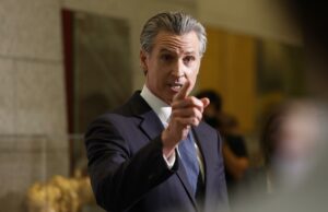 Remueven escombros de viviendas en Los Ángeles a seis meses tras incendios devastadores Remueven escombros de viviendas en Los Ángeles a seis meses tras incendios devastadores