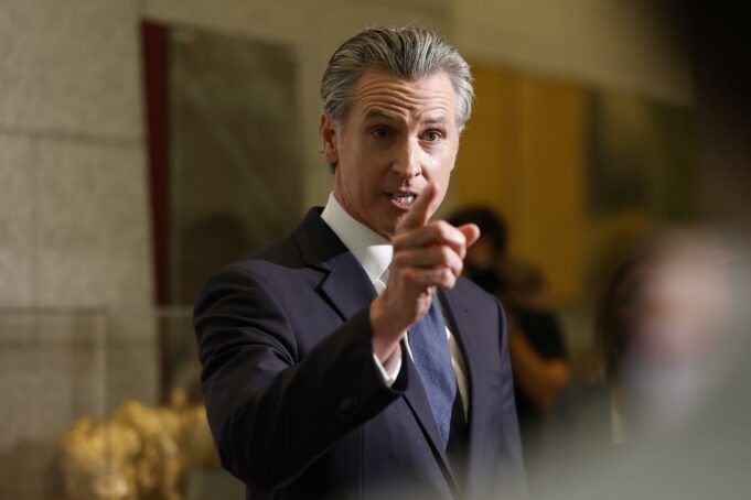 Remueven escombros de viviendas en Los Ángeles a seis meses tras incendios devastadores Remueven escombros de viviendas en Los Ángeles a seis meses tras incendios devastadores