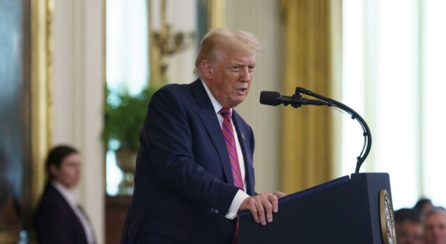 Tribunal rechaza intento de Trump de eliminar ciudadanía estadounidense por nacimiento Tribunal rechaza intento de Trump de eliminar ciudadanía estadounidense por nacimiento