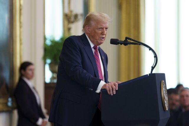 Tribunal rechaza intento de Trump de eliminar ciudadanía estadounidense por nacimiento